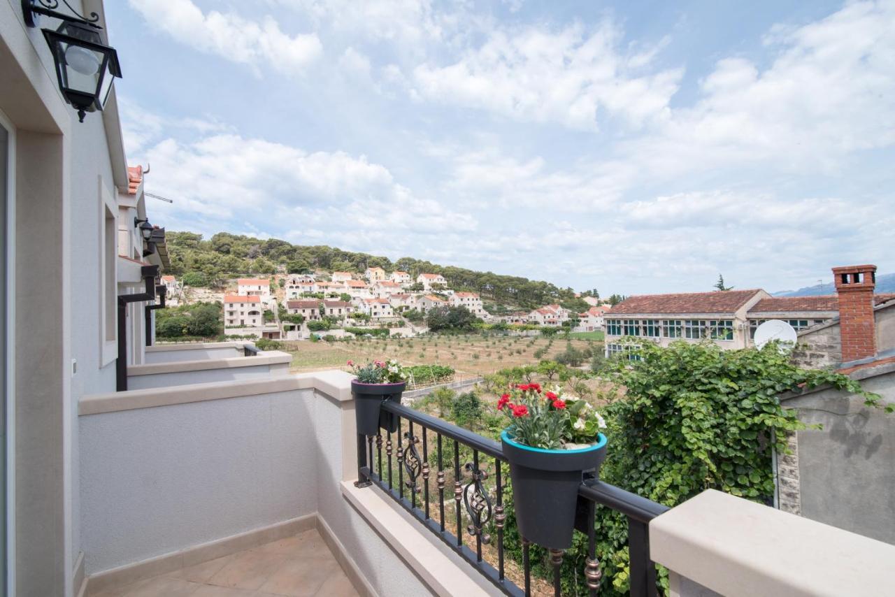 Apartments Mare Postira Exterior photo